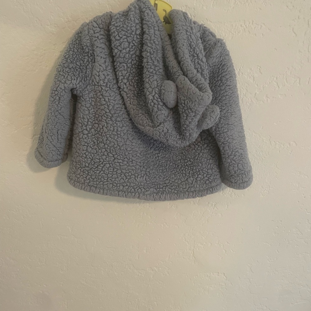 Carter’s fuzzy sweatshirt (12 Months) - Picture 7 of 9